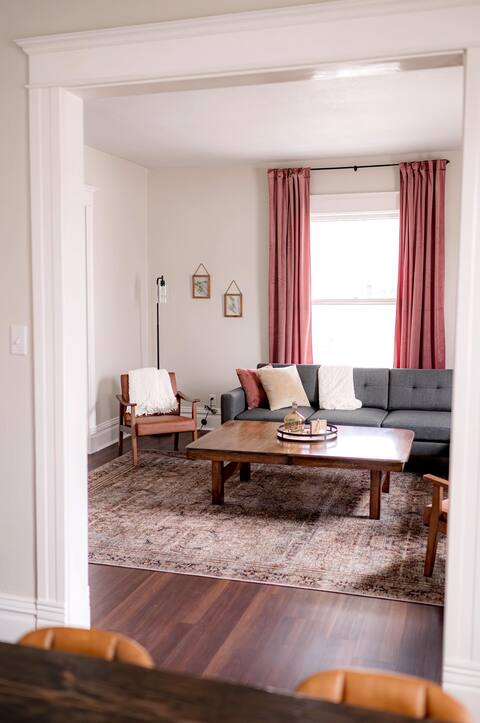 The 1905 - Spacious Downtown Farmhouse - 4bd/2ba