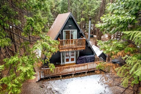 A-Frame Cabin w/ Hot Tub near Mount Lassen Park