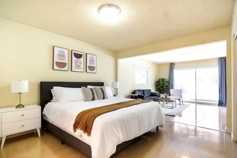 Spacious 5B/3BA w/ Master Suite - 30 Min from LAX