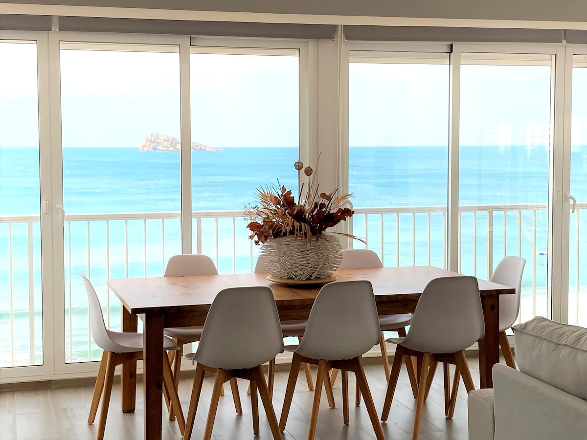 Popular Airbnb listing: First-line apartment with beautiful views, parking, and WiFi in Benidorm