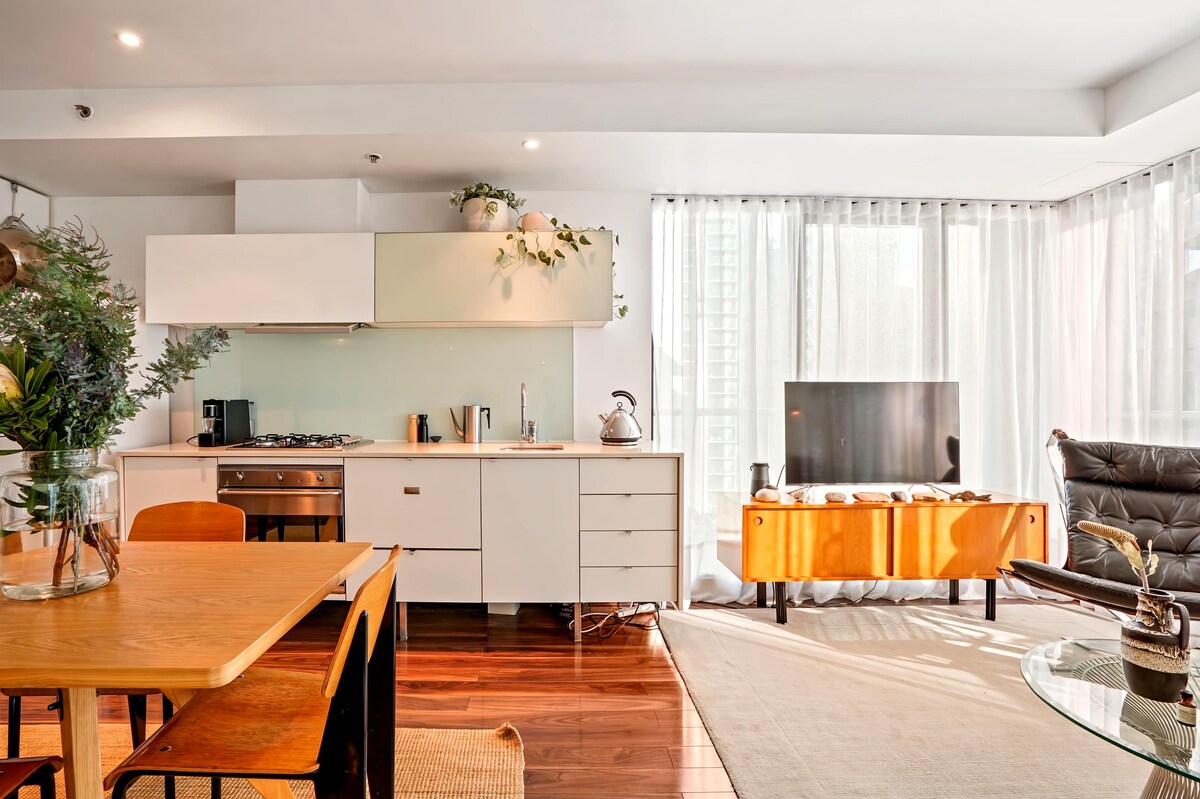 Top performing Airbnb: Sophistication on Spencer 2BR 20th Floor Apt. in West Melbourne