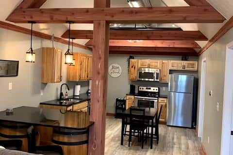 Cozy 2-bedroom apartment Downtown Bourbon.