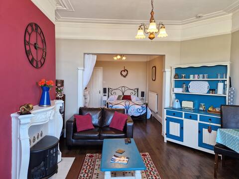 Successful Airbnb property: Studio flat with sea views, WI-FI & free parking. in Ilfracombe