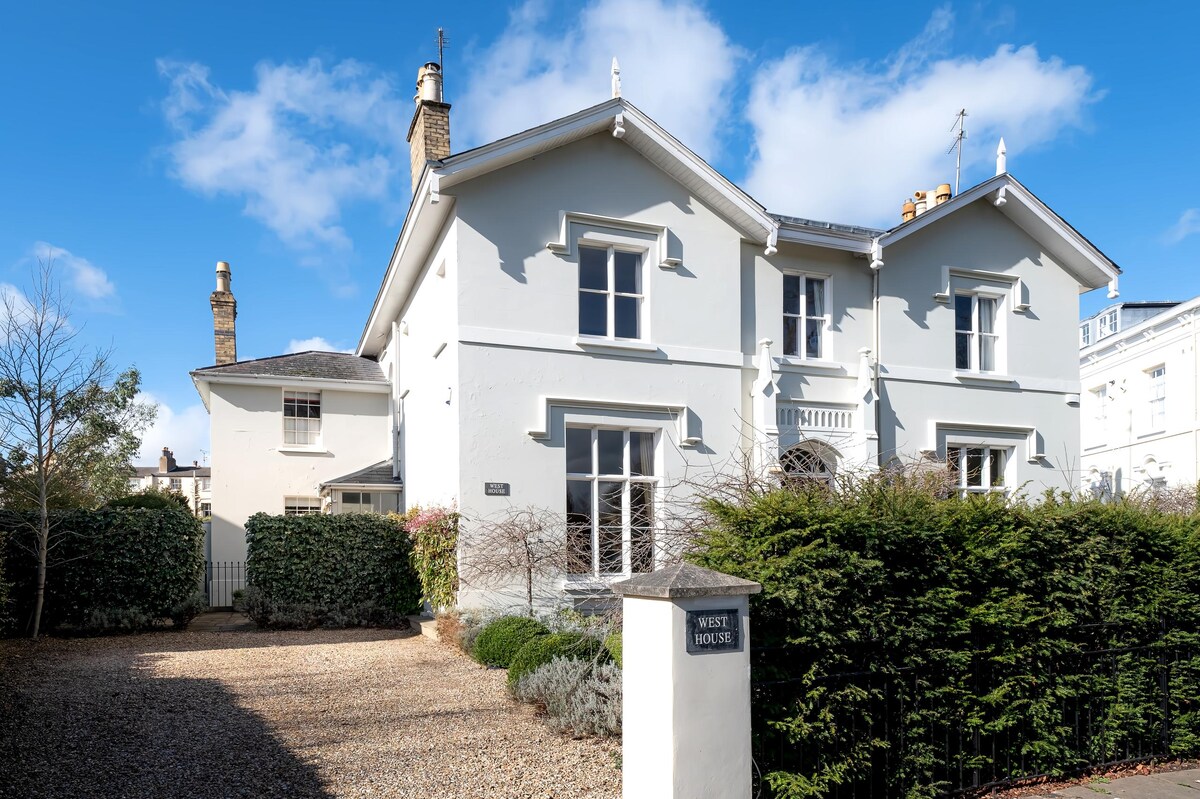 Leistungsstarkes Airbnb: Gracious Regency villa. Central location. in Prestbury
