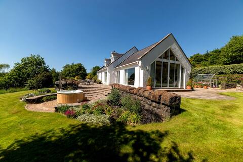 Stunning North Coast Villa, River View Hot Tub 20+