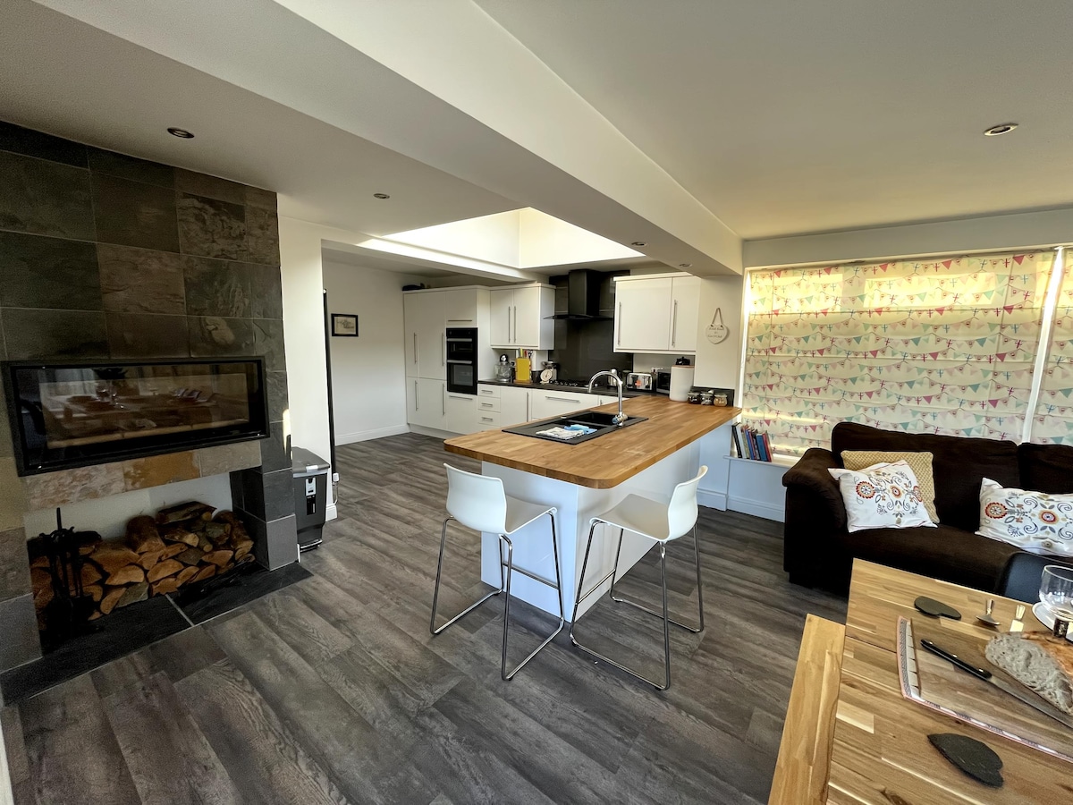 Top Airbnb: Spacious seaside home - families, friends and dogs in North Sunderland