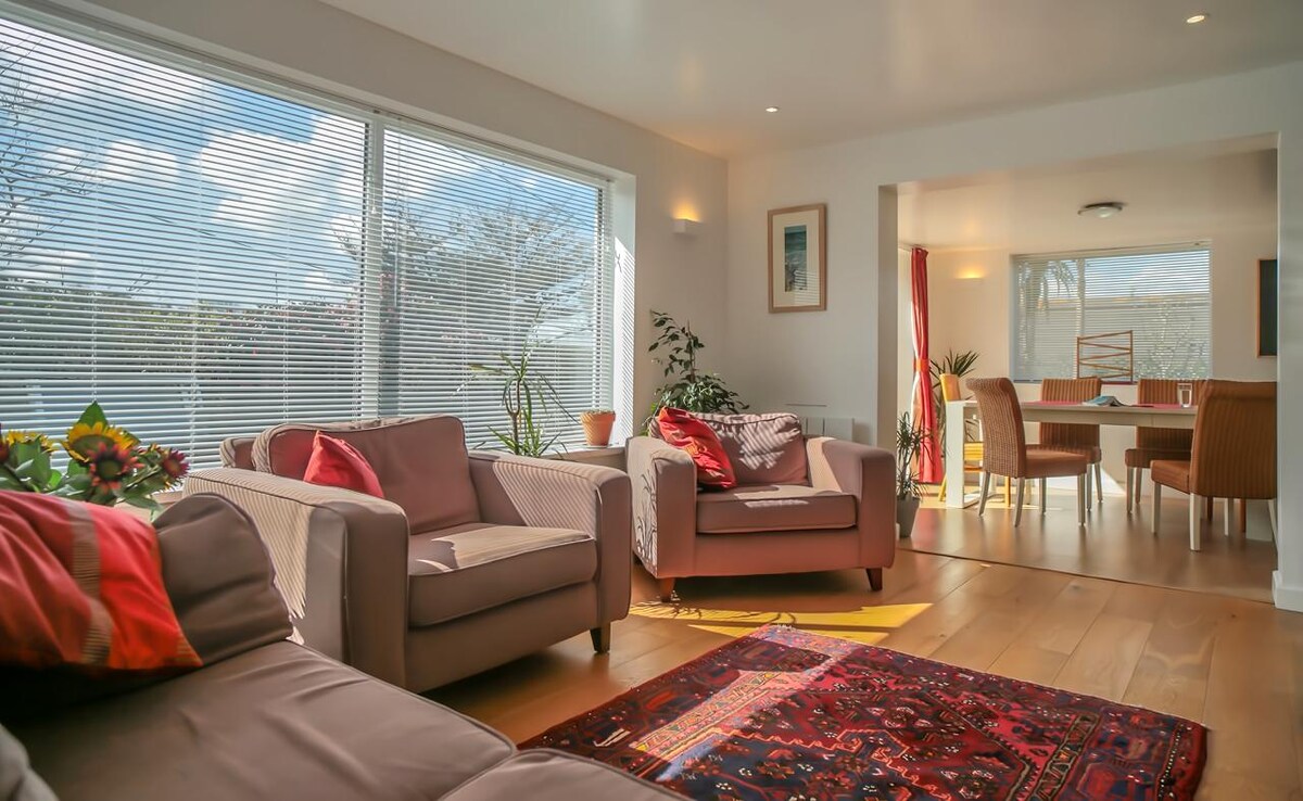 Top performing Airbnb: Detached house a short walk to coast path & beach in St. Agnes