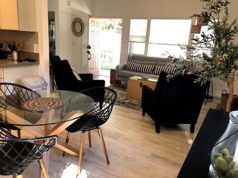 Adorable renovated guest cottage near downtown