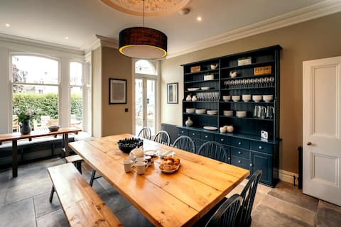 Luxury Boutique Keswick Townhouse, free EV parking