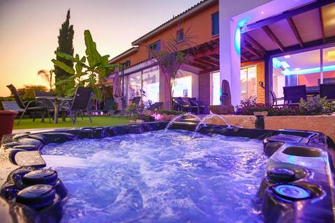 Marissa luxury house with Jacuzzi
