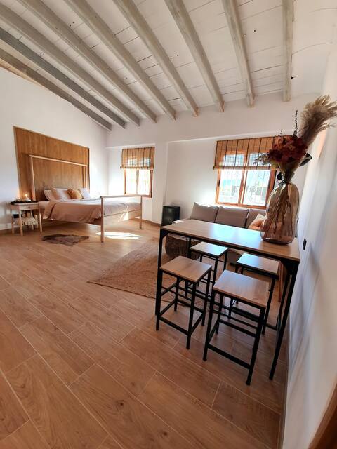 Atmospheric B&B Studio with swimmingpool