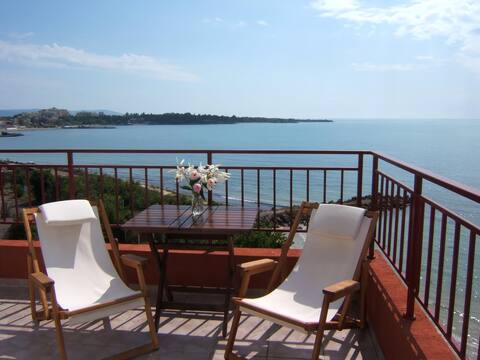 Lovely 1 bed apartment with panoramic sea views