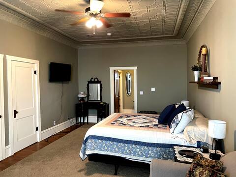 Historic 4 Bedroom, Downtown Loft Sleeps up to 6