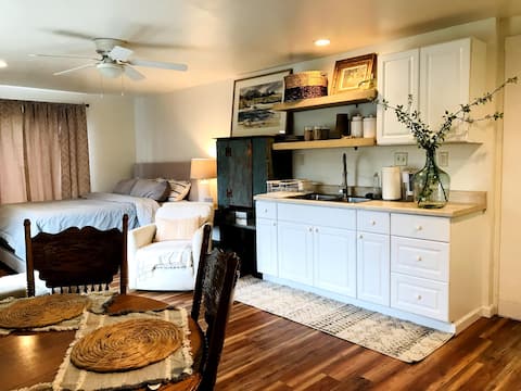 Studio near hospital and courthouse pets are free