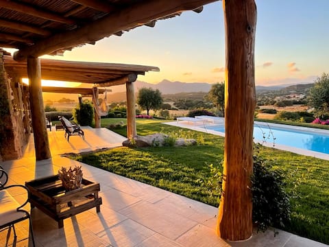 Charming villa with pool and a beautiful sunset
