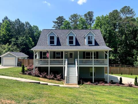 Pet Friendly: Sugar Hill on 1 Acre (Fully Fenced)