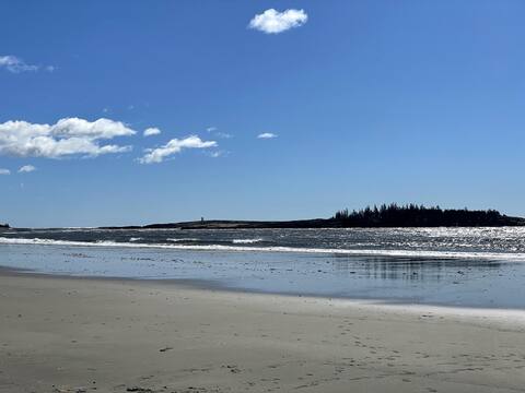 Newly renovated 3BR house w/ stunning ocean views