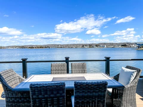 Waterfront Oasis minutes from Newport w/ hot tub!