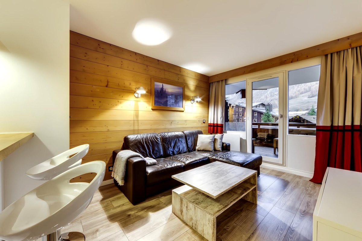 Successful Airbnb property: Refurbished apartment with stunning view in Val D'isère