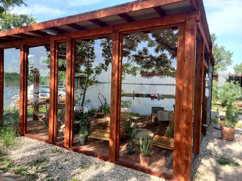 Cozy river-view suite & Prosecco