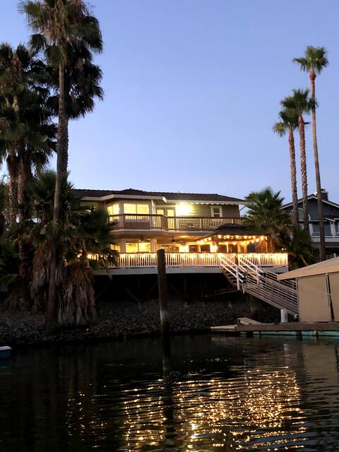 Stunning Spacious Discovery Bay Waterfront Home