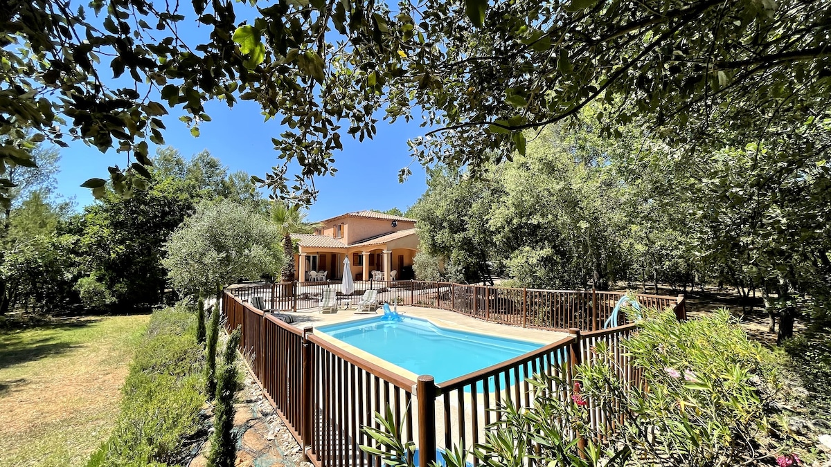 Erfolgreiche Airbnb-Immobilie: Holiday villa in Provence in the large garden in Les Arcs