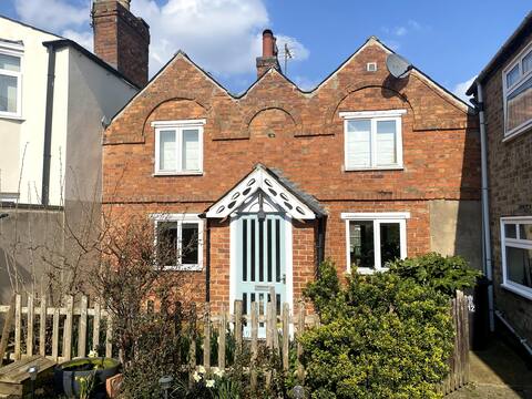 2 Bed house in central location with garden