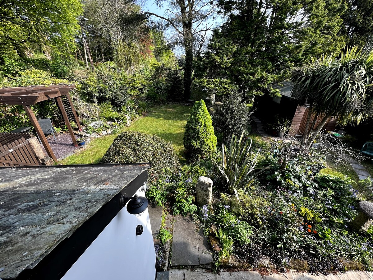 Successful Airbnb property: Delightful and cozy one bedroom cottage retreat in Calstock