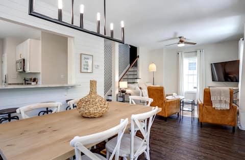 Peak City Perfection-Downtown Apex Gathering Home