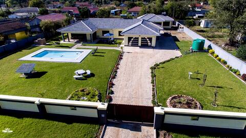 Modern elegant vacation home with swimming pool