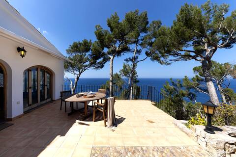 Marivent. Villa with panoramic ocean view
