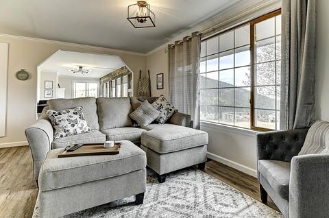Farmhouse Cabin in a Mining Town w/Mountain Views