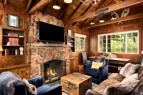 Nostalgic✢Remodeled Cabin✢Hot Tub✢Loft✢Fireplaces
