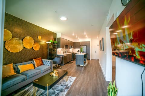 Luxury Condo | Downtown, Fast Wi-Fi, Pool, Gym