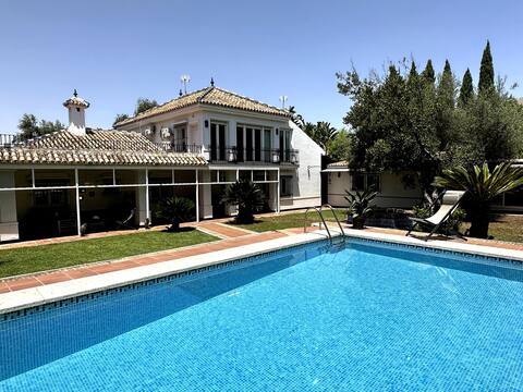 Your family pool 15 minutes downtown Seville