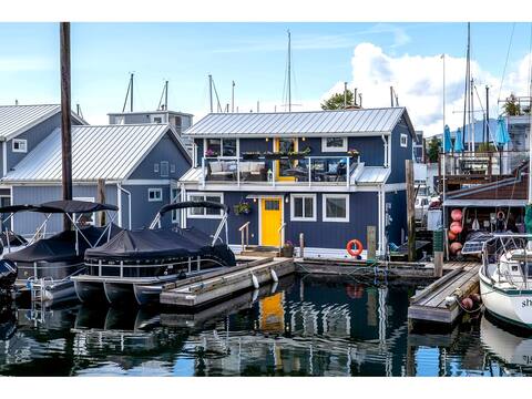 Cozy modern floating home next to Lonsdale Quay⛵️🌊🌅