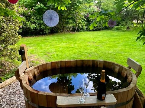 Demelza, a delightful shepherd hut with hot tub