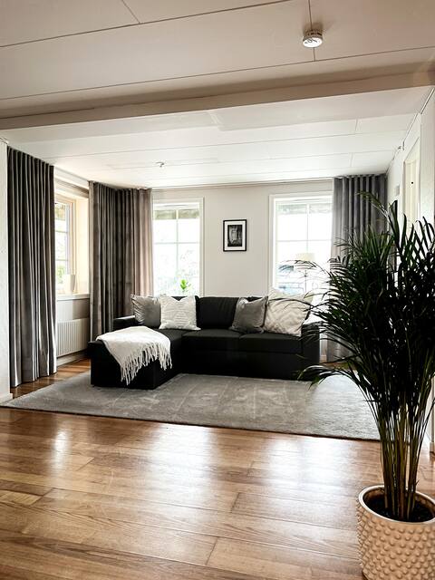 Modern apt in suterrängvilla with its own entrance.