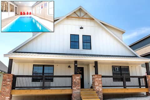 Pristine 10bd Lakeside Cabin w Private Indoor Pool