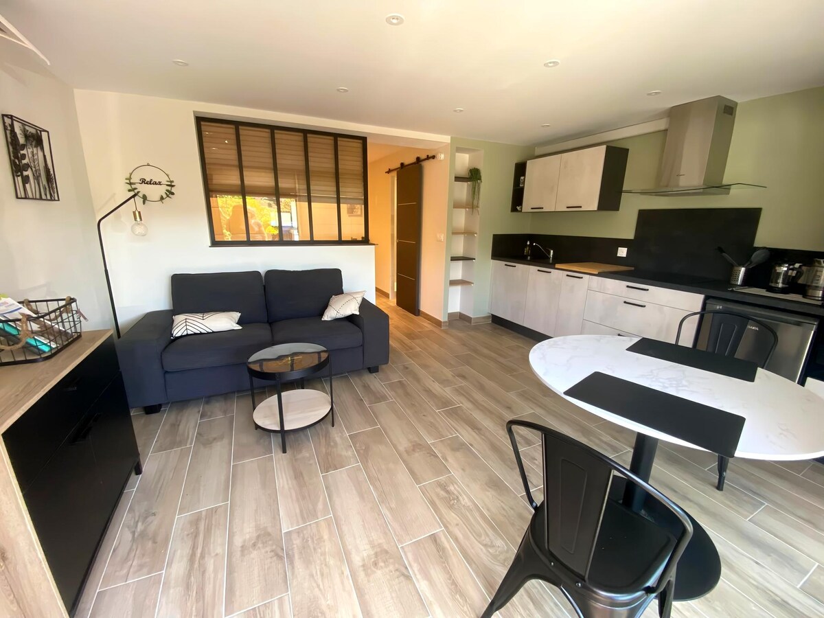 Successful Airbnb property: T2 cozy, peaceful, air conditioning, secure parking. in Collioure