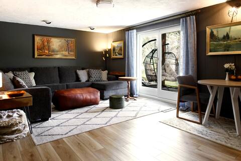 Tudor Cottage w/ a King Suite
