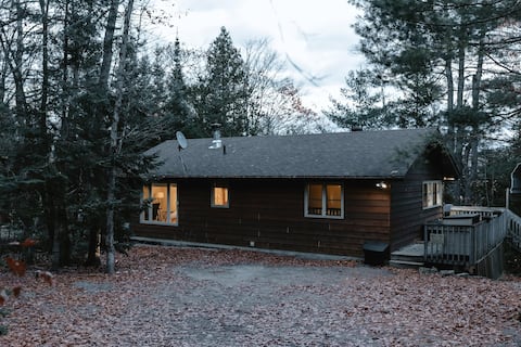 Cozy Coe Lake Cottage | Hot Tub · Wood Fireplace