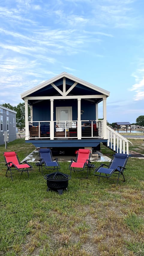 Waterfront Tiny Home with Private Pier. Lake Life!