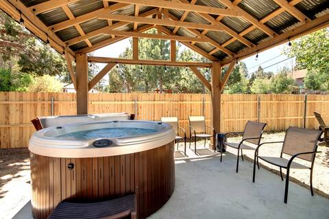 Ponderosa Pine Retreat-4 bedroom, hot tub, firepit