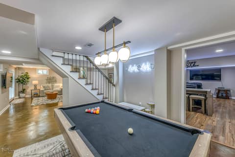 Like New 4BR/2BA - Hot Tub, Pool Tbl & Movie Room