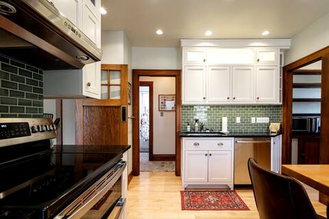 Shorewood house - near shops w/ WiFi & parking