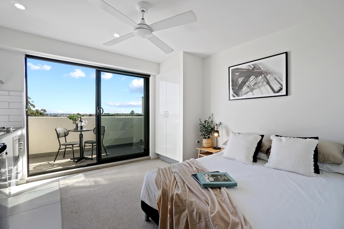 Top performing Airbnb: Newtown King street Courtyard balcony room in Newtown