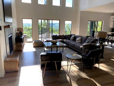 Over 3600 sqft house in gorgeous Decorah, Iowa!!