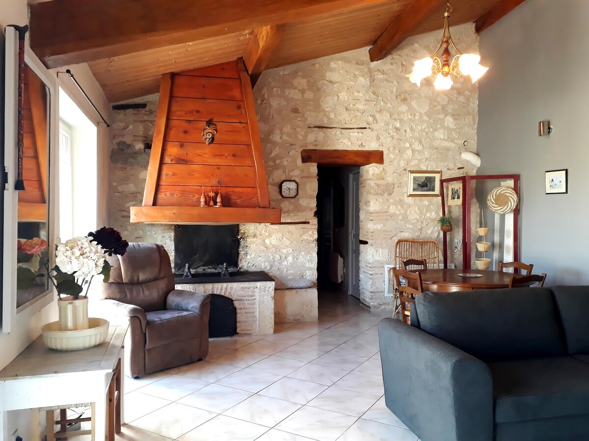 Top Airbnb: Place du Lavoir Apartment à Monflanquin