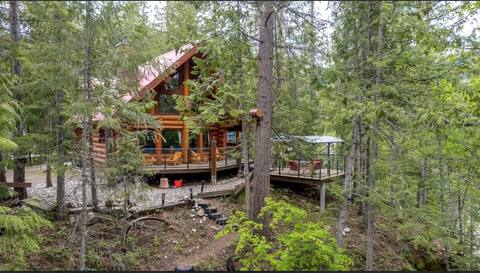 Log cabin in Crawford Bay